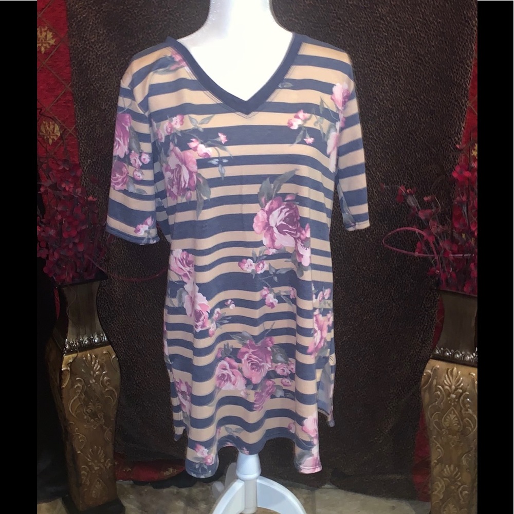 ***Crepas V-Neck Floral Top  - Size 1XL